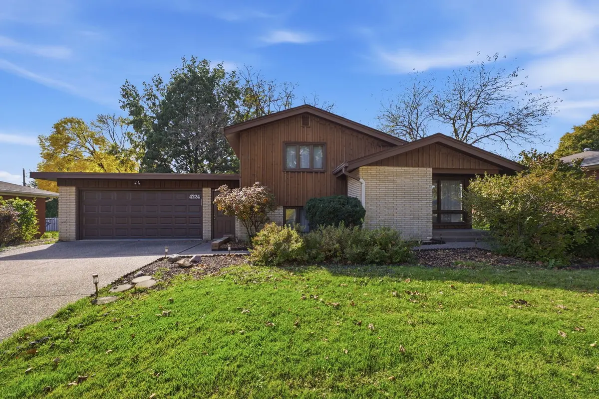 4224 34th Avenue PL, Moline, IL 61265
