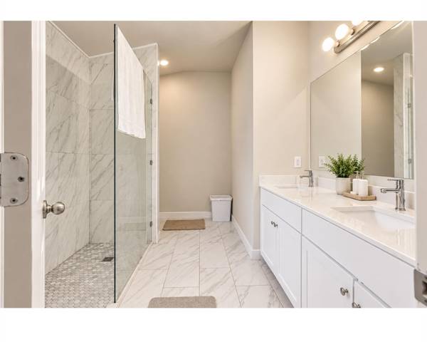 915 Flanagan DR, Leander, TX 78641