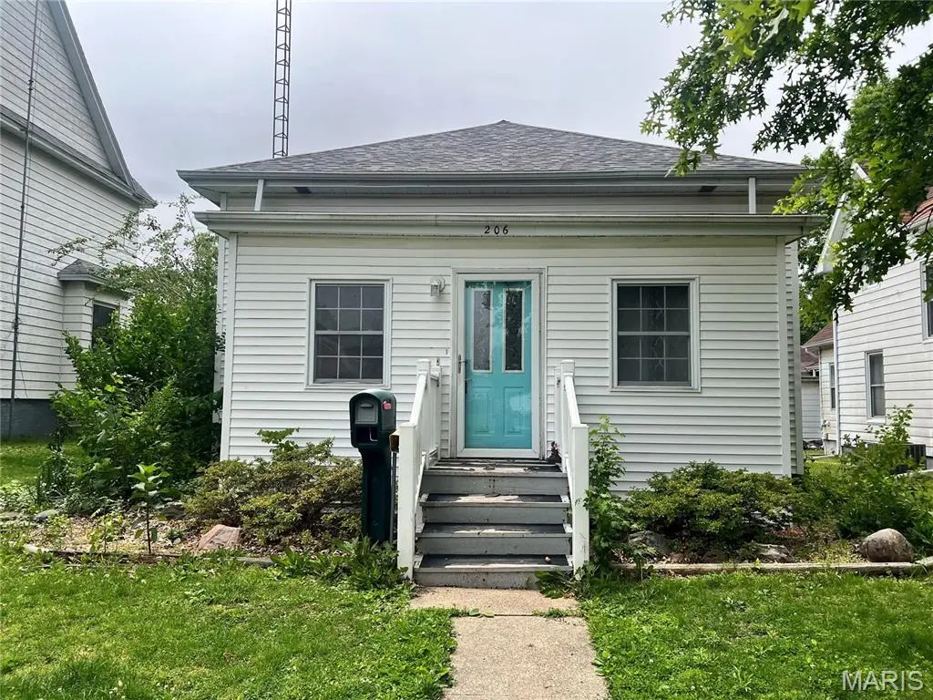 206 S Cedar ST, Nokomis, IL 62075