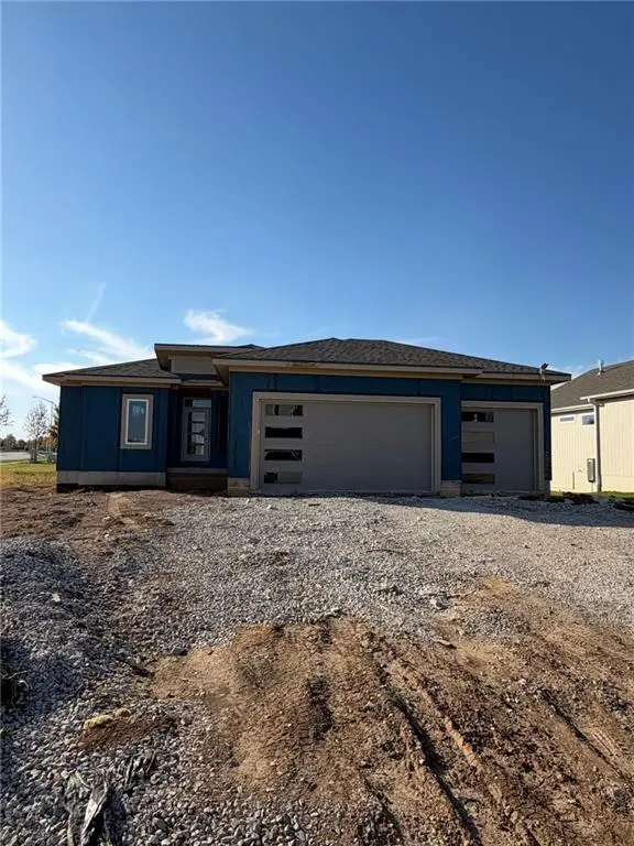 18508 Pawnee LN, Overland Park, KS 66085