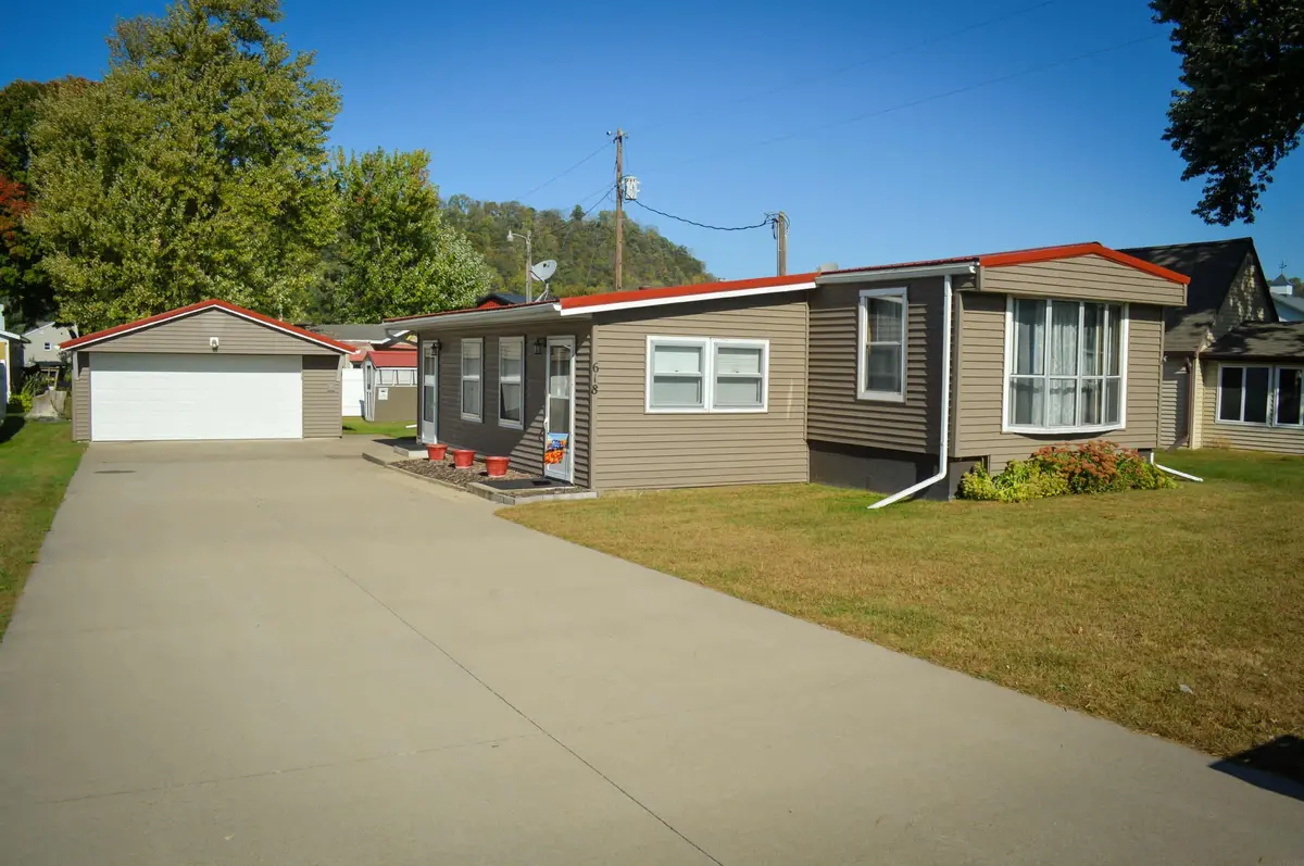 618 Sunset View ST, Harpers Ferry, IA 52146