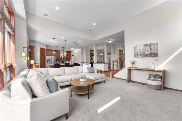 1618 Headwaters LN, Woodbury, MN 55129