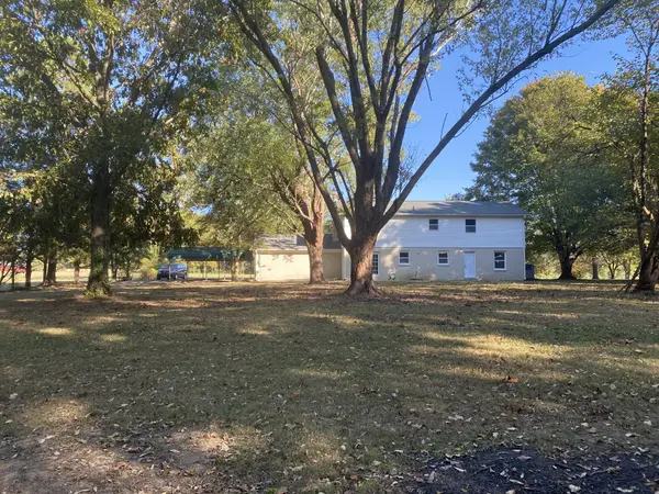 21 Jeans Ln, Fayetteville, TN 37334