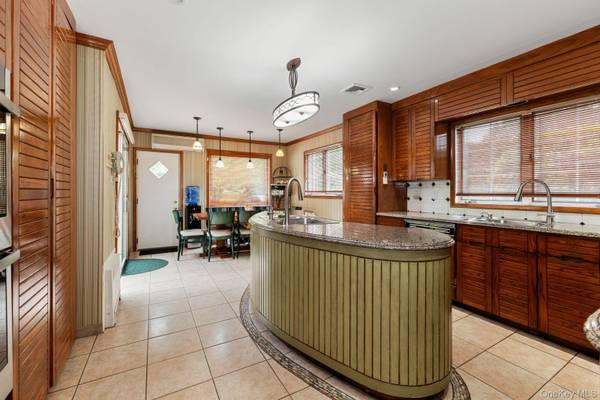 8 Keewaydin RD, Lawrence, NY 11559