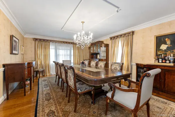 8 Keewaydin RD, Lawrence, NY 11559