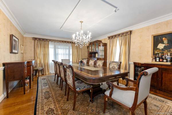 8 Keewaydin RD, Lawrence, NY 11559