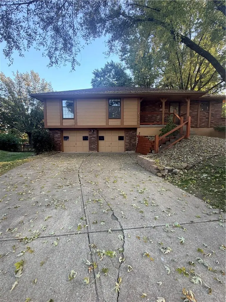 524 NE Stonewall DR, Blue Springs, MO 64014
