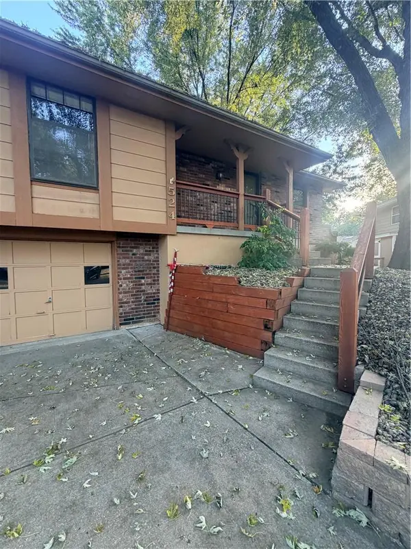 524 NE Stonewall DR, Blue Springs, MO 64014