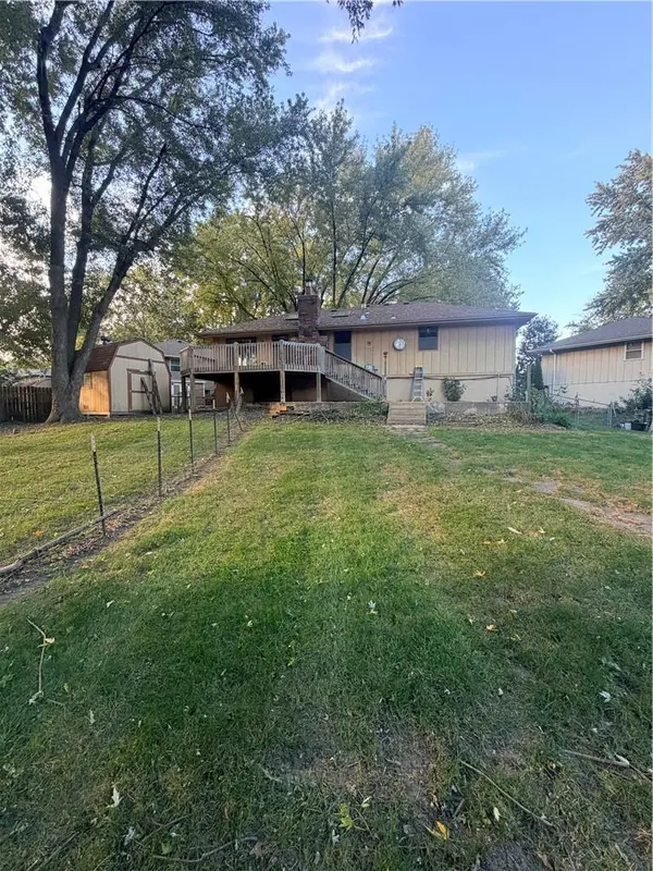 524 NE Stonewall DR, Blue Springs, MO 64014