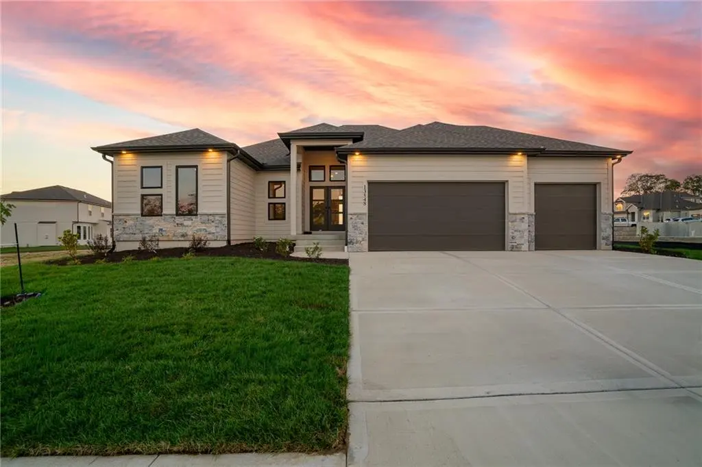 13548 Terrace Park DR, Parkville, MO 64152