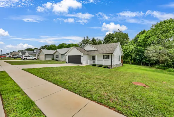 1405 Fredrick Dr, Clarksville, TN 37042
