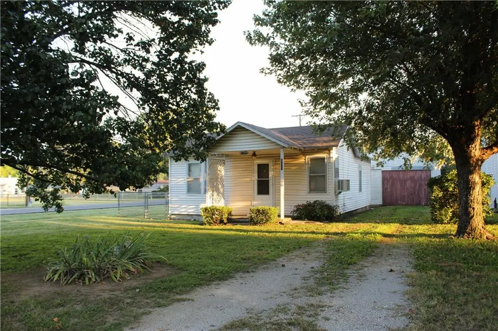 1328 W Martin ST, Coffeyville, KS 67337