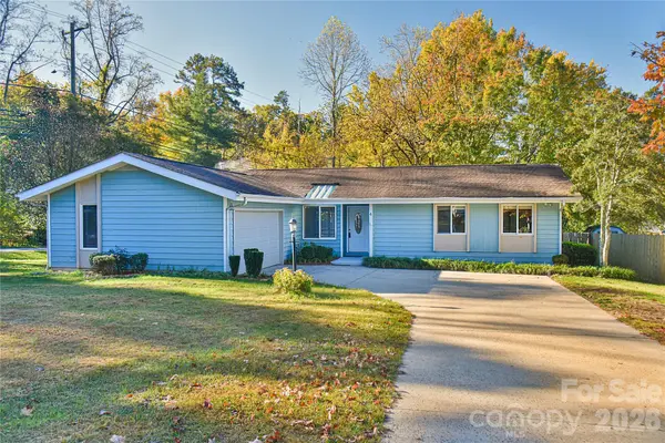 4 Knoll Ridge DR, Asheville, NC 28804