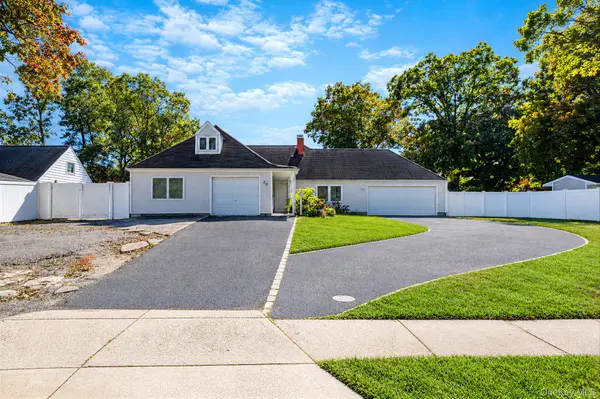 20 Sagebrush LN, Islandia, NY 11749