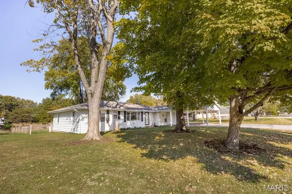 209 Linda DR, Fairview Heights, IL 62208
