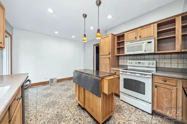 931 S Harvard AVE, Villa Park, IL 60181