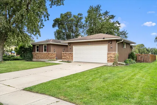 830 Hiawatha DR, Elgin, IL 60120
