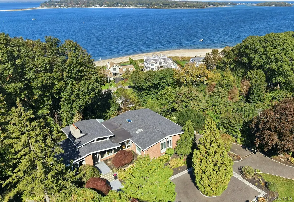 17 Terra Mar DR, Huntington Bay, NY 11743
