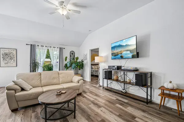 812 Ruby CT, Jarrell, TX 76537