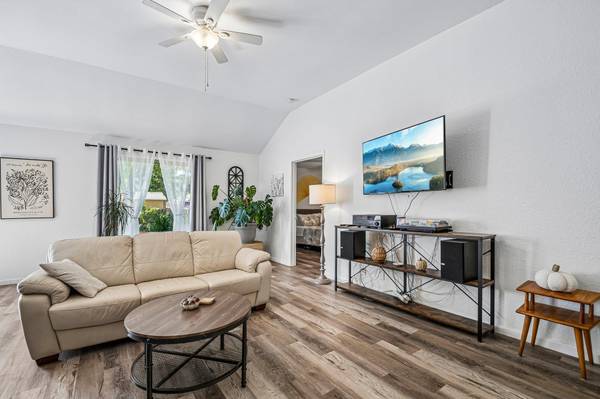 812 Ruby CT, Jarrell, TX 76537