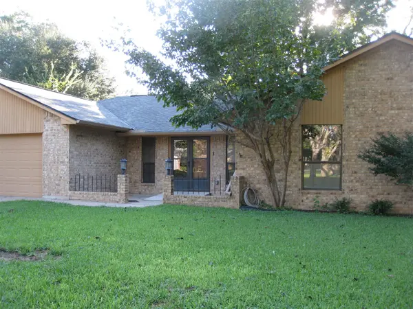 287 Meadowlakes DR, Meadowlakes, TX 78654