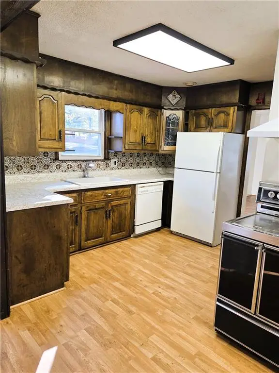 1725 James Downey RD, Independence, MO 64057