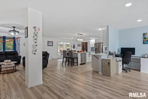 318 Clear Creek RD, Dawson, IL 62520