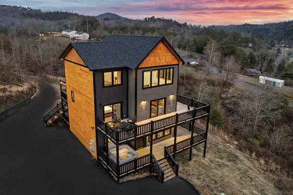 1279 Upper Middle Creek Rd, Sevierville, TN 37876