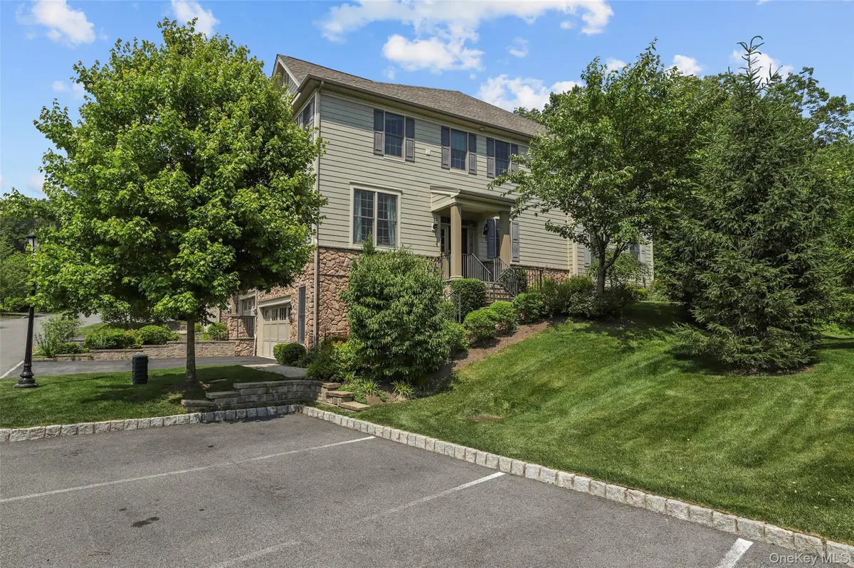 8 Langeloth DR, Cortlandt Manor, NY 10567
