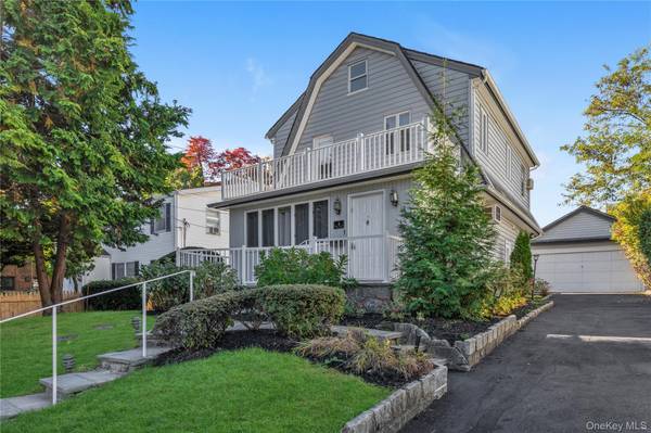4 Spruce PL, Great Neck, NY 11021