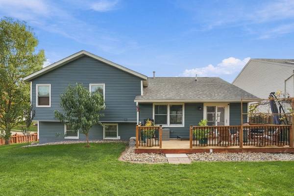 1760 Queens DR, Bettendorf, IA 52722