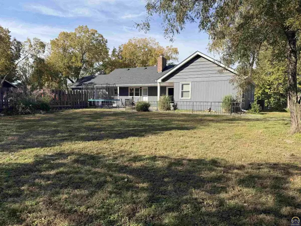 3820 SW Chelmsford RD, Topeka, KS 66610