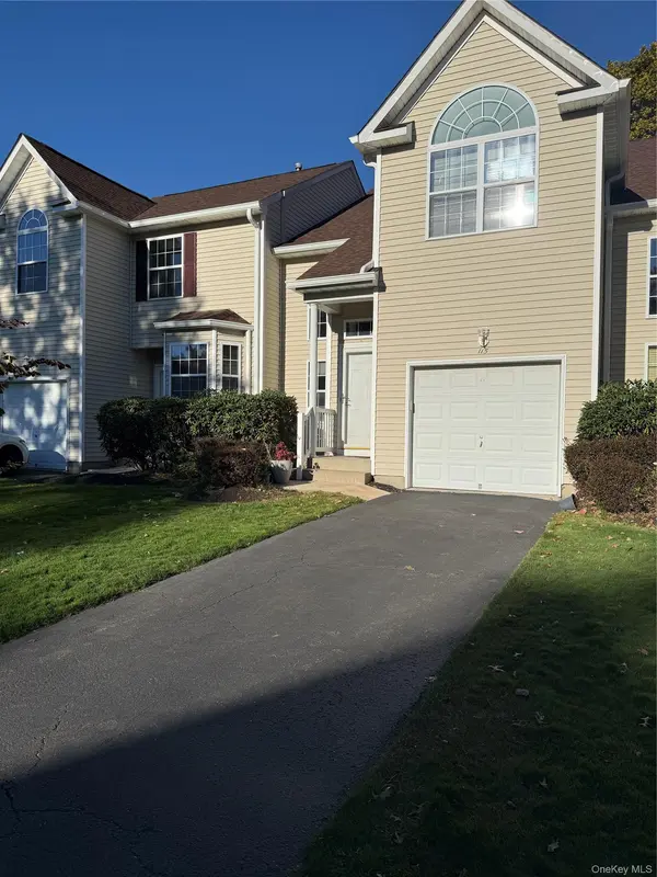 115 Kettles LN, Medford, NY 11763