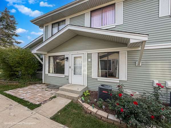 2S771 Winchester CIR E #3, Warrenville, IL 60555