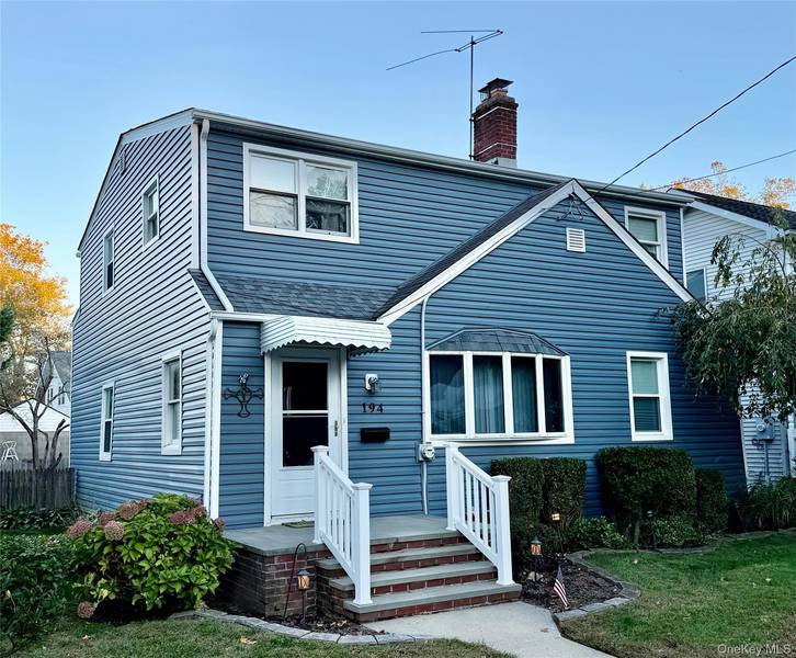 194 Rolling ST, Malverne, NY 11565