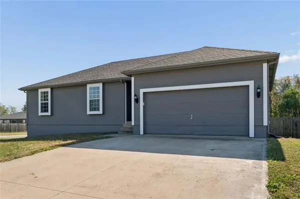 702 W 3rd TER, Wellsville, KS 66092