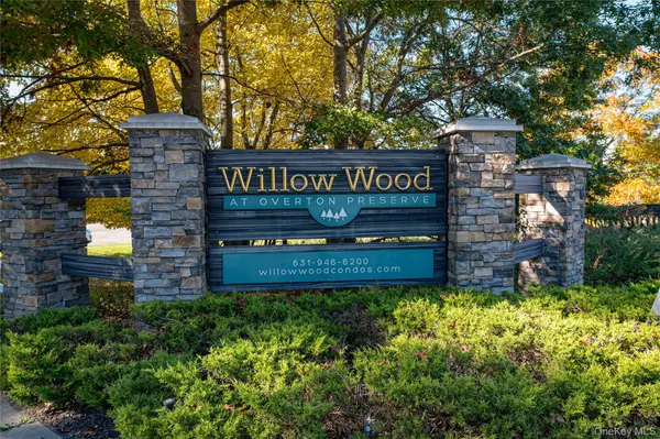 79 Willow CIR, Coram, NY 11727