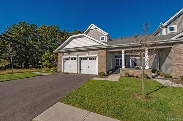 79 Willow CIR, Coram, NY 11727