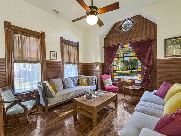 601 Gresham ST, Smithville, TX 78957