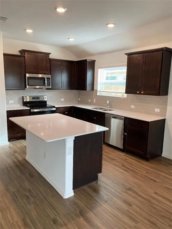 221 Chickasaw LN, Hutto, TX 78634