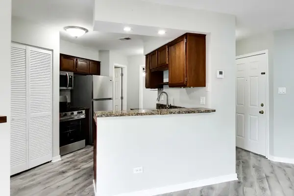 1364 E Wyndham CIR #103, Palatine, IL 60074