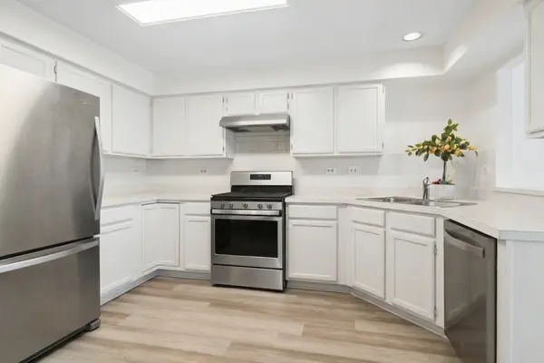 501 Grosse Pointe CIR, Vernon Hills, IL 60061