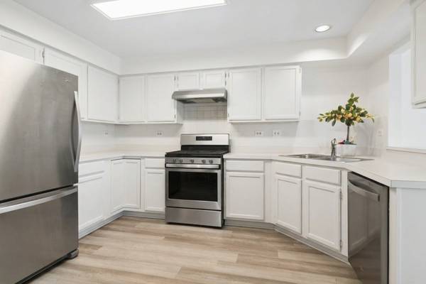 501 Grosse Pointe CIR, Vernon Hills, IL 60061