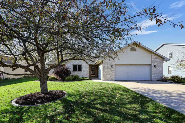 2194 DEER PRAIRIE DR, Neenah, WI 54956
