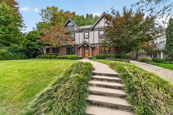 6106 Summit ST, Kansas City, MO 64113