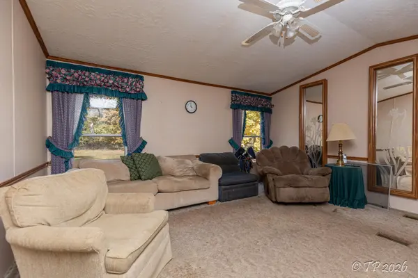 1752 Dd HWY, Koshkonong, MO 65692
