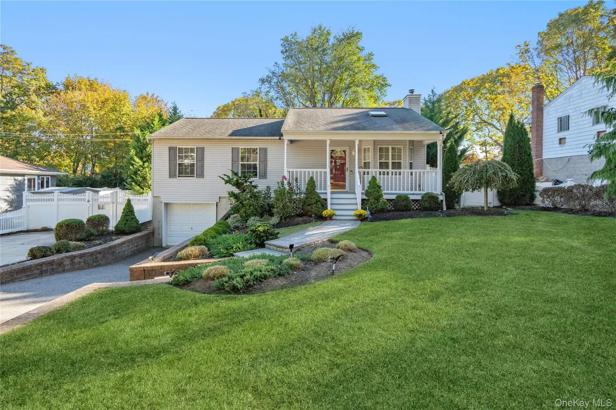 302 Locust DR, Rocky Point, NY 11778
