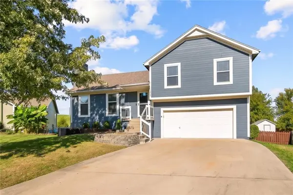 1122 E Frontier DR, Olathe, KS 66062