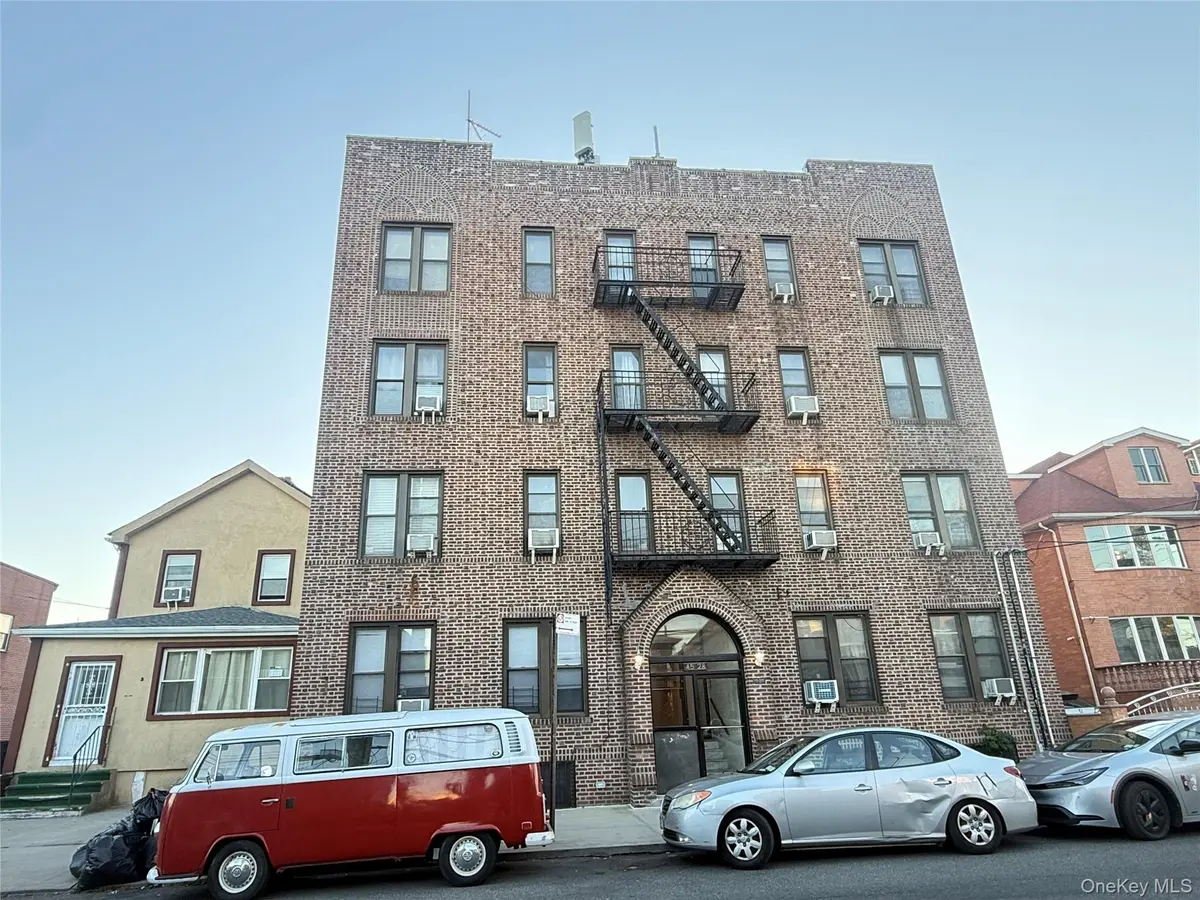 4528 Smart ST, Flushing, NY 11355