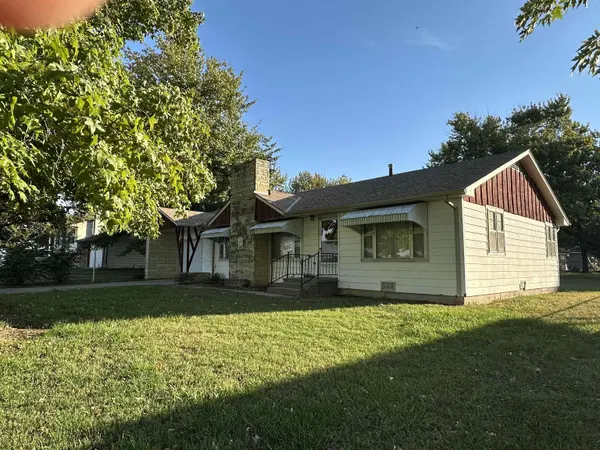 216 Riverview St, Douglass, KS 67039